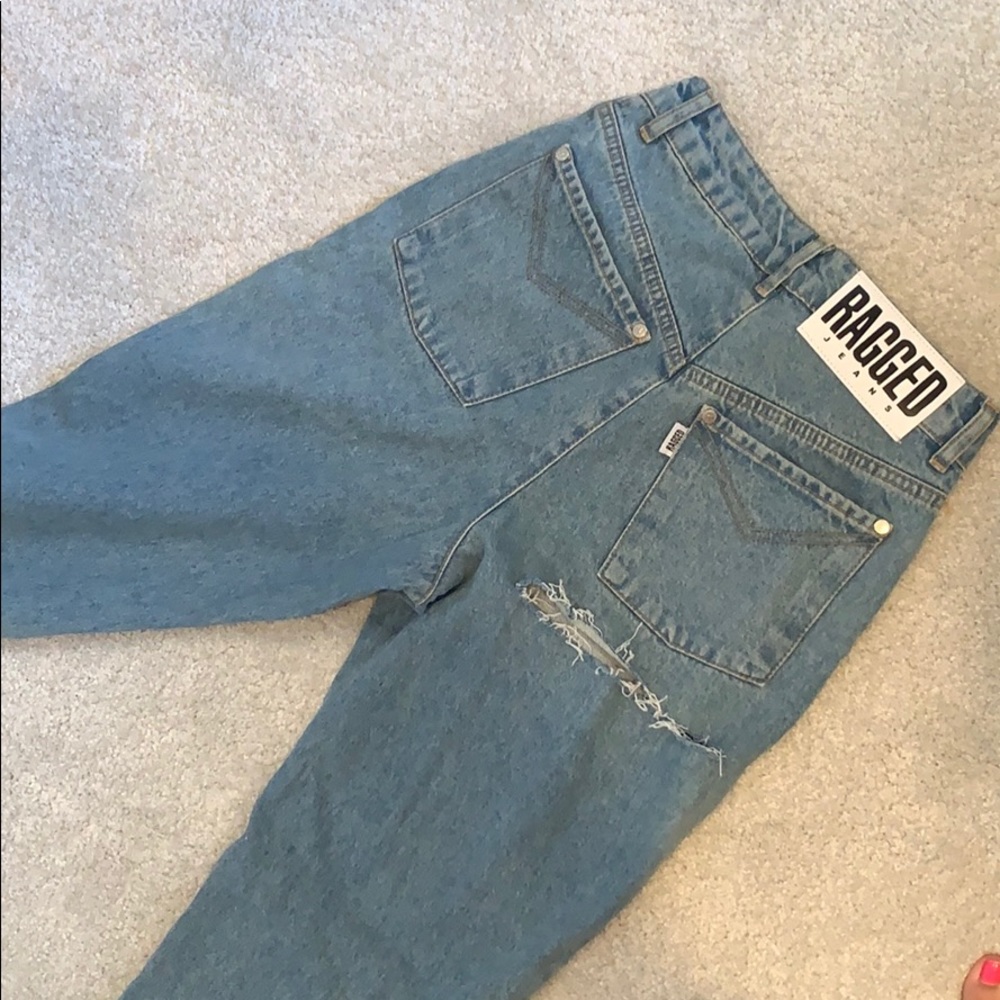 Ragged Straight leg high waisted jeans with rip